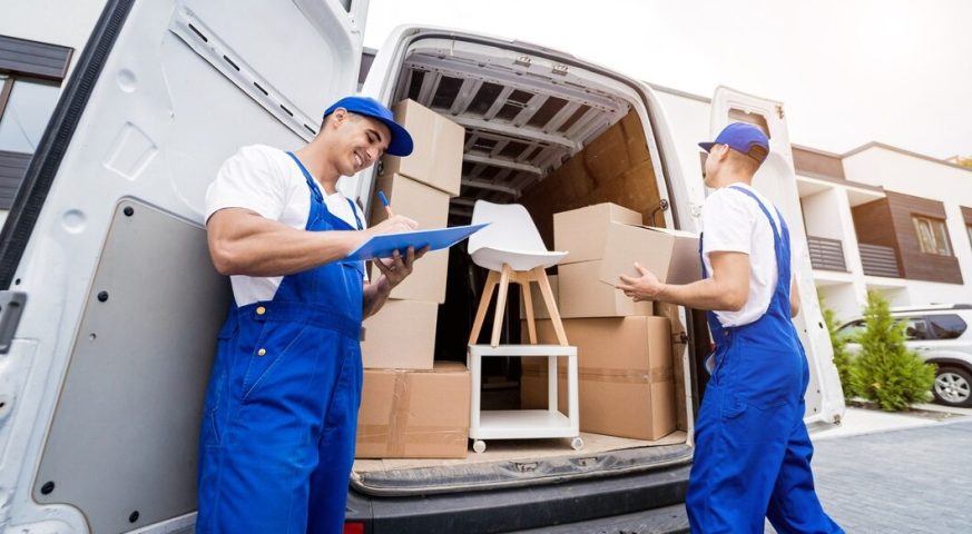 Ofis mobilyaları ve bilgisayarların dikkatlice paketlenip, taşıma kamyonuna yüklenerek iş yerinden iş yerine nakliye yapılması.